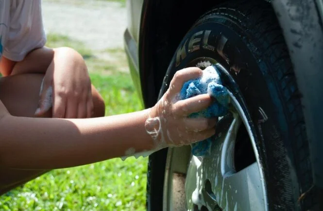 Cómo lavar tu coche a mano para que quede reluciente