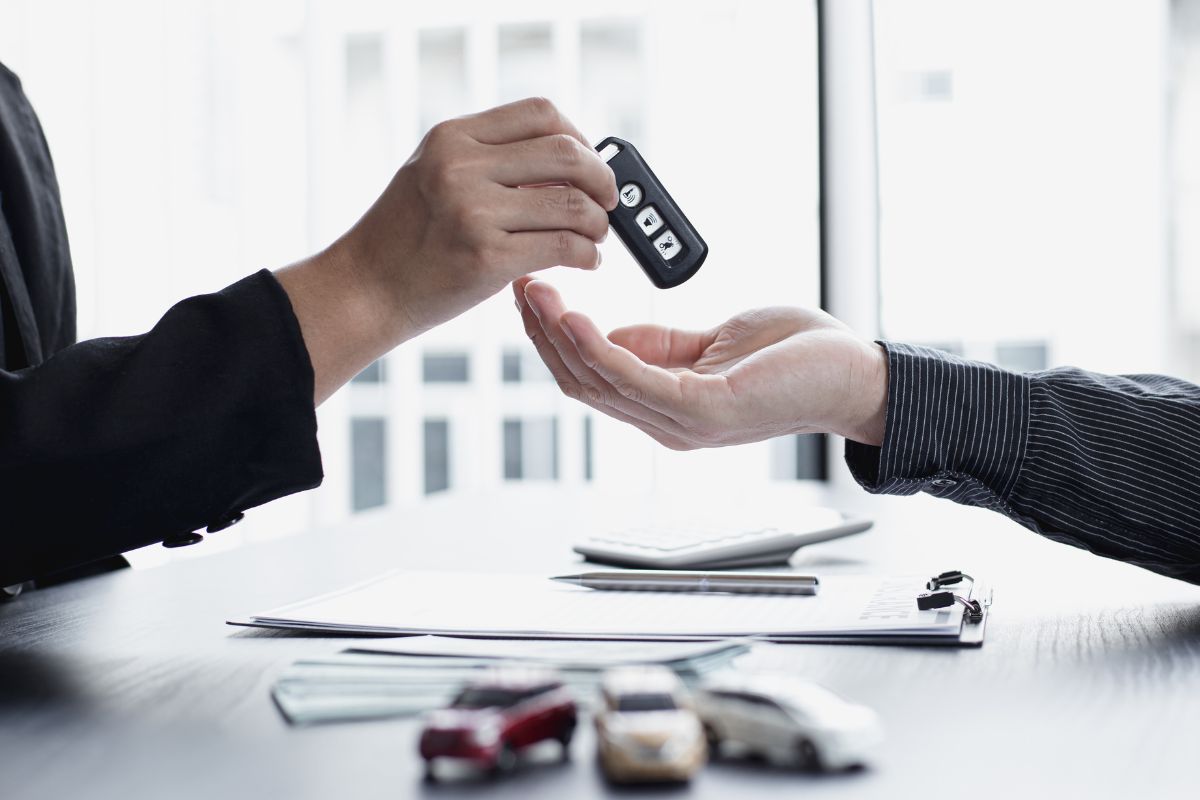 ¿Es obligatorio dar garantía al vender un coche entre particulares?